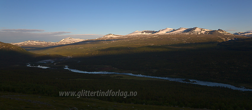 Sommermorgen mot Sjodalen med tindene i Øst-Jotunheimen badet i morgensol.