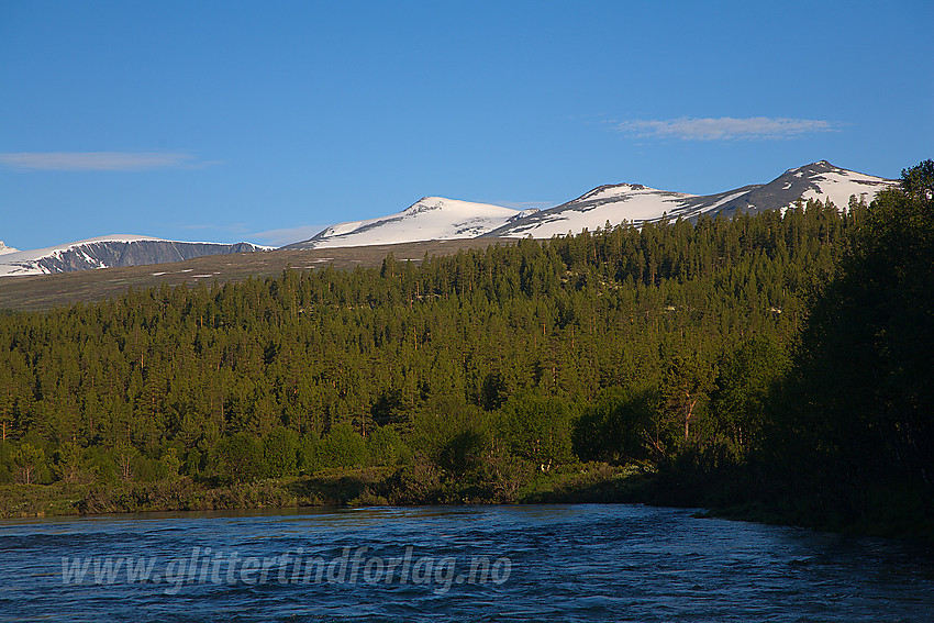 Nær Nybrue i Sjodalen med Sjoa i forgrunnen og Stornubben (2174 moh) sentralt i bakgrunnen.