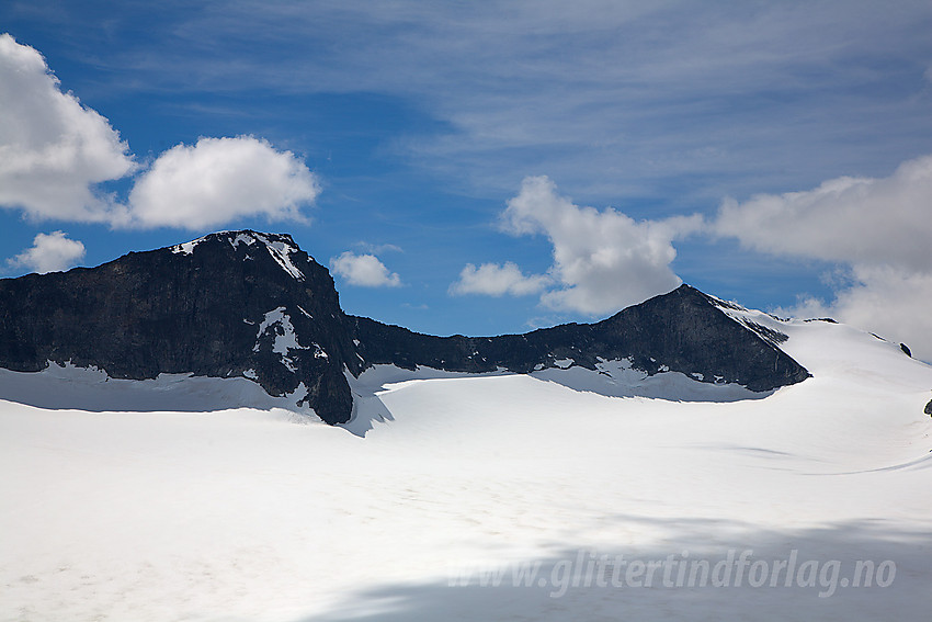 Ved foten av Svellnose mot Svellnosbrean samt Midtre (2302 moh) og Store (2309 moh) Tverråtinden.