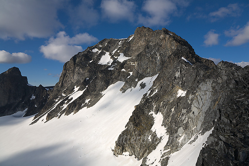 Galdhøpiggen (2469 moh) sett fra sørvest.