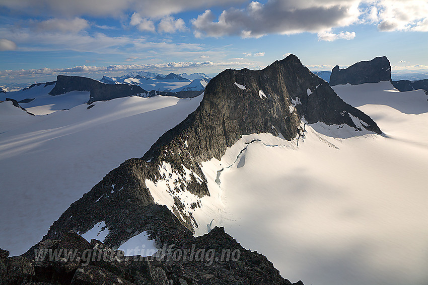 Litt oppe på sørvestryggen mot Galdhøpiggen med utsikt tilbake til Storjuvtinden (2344 moh). Skardstinden bak til høyre.