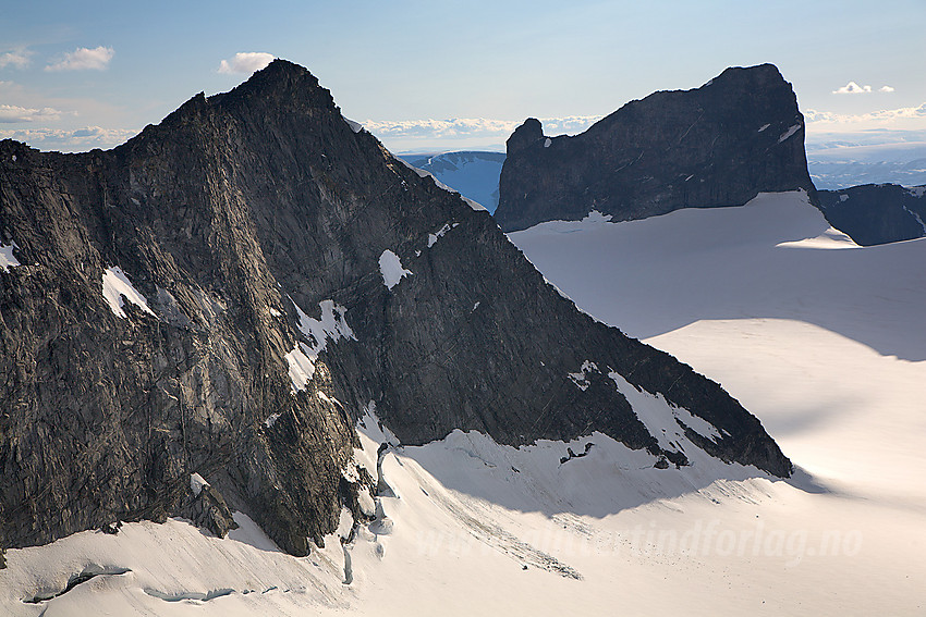 Fra sørvestryggen på Galdhøpiggen mot Storjuvtinden (2344 moh) og Skardstinden (2373 moh).