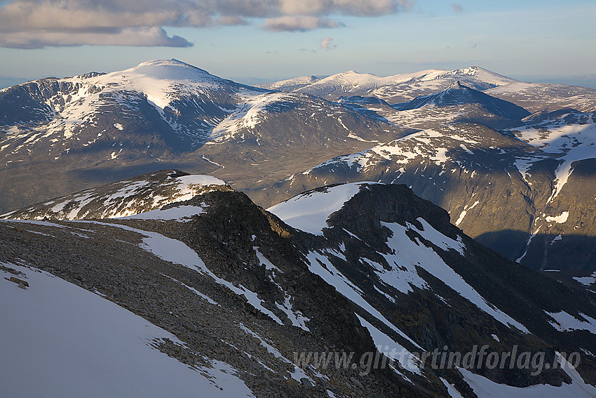 Utsikt fra oppunder Galdhøpiggen med Keilhaus Topp (2355 moh) og Svellnose (2272 moh) i forgrunnen med Glittertinden (2464 moh) som dominerende topp i bakgrunnen.