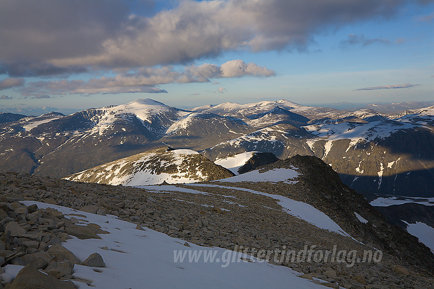 Utsikt fra Galdhøpiggen en sommerkveld i østlig retning. I forgrunnen med sol på ses Keilhaus Topp (2355 moh) og Svellnose (2272 moh). I bakgrunnen bl.a. Glittertinden, Skauthøe, Ryggjehøe og Nautgardstinden.