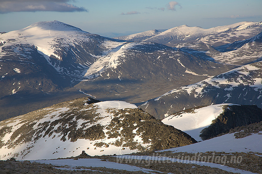 Fra Galdhøpiggen en sommerkveld ,ed Keilhaus Topp (2355 moh) og Svellnose (2272 moh) i forgrunnen "der nede". Bak til venstre ses Glittertinden, og også Glitterrundhøe. 