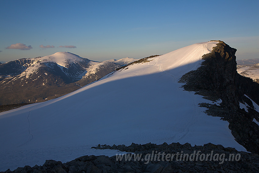 Mot Svellnose (2272 moh) fra vest med Glittertinden bak til venstre.