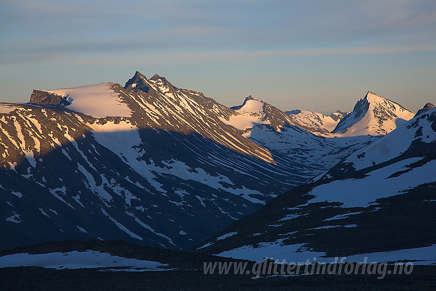 Ved foten av Svellnose en sommerkveld mot Hellstugutindane og Semeltinden.