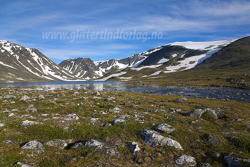 Ved inngangen til Steinbudalen mot Steinbuvatnet, Steinbukampen og Glittertindern.