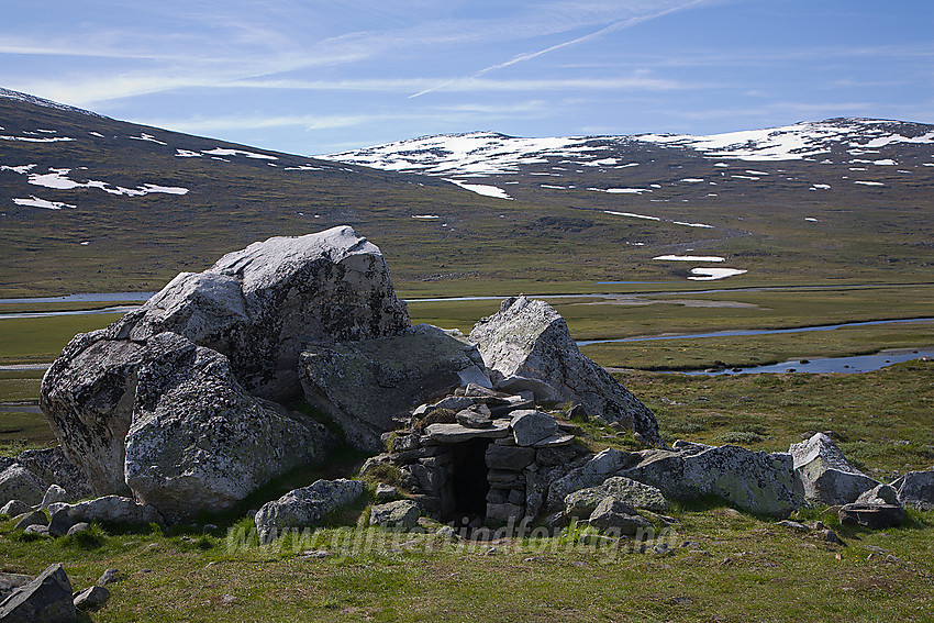 Den eldste Steinbue ved Glitterheim. Sentralt i bakgrunnen ses Vestre Hestlægerhøe (1758 moh).