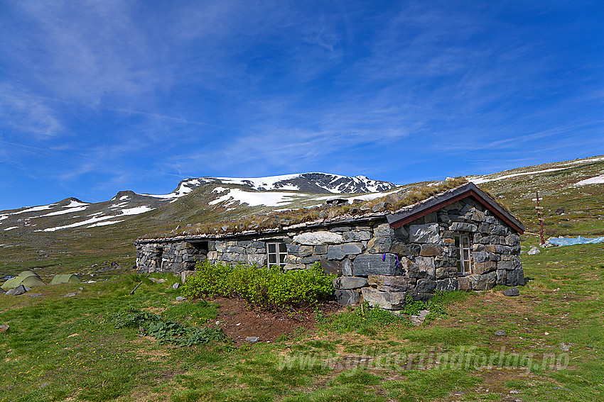 Steinhytte ved Glitterheim. Ryggjehøe (2142 moh) i bakgrunnen.