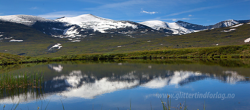 I Veodalen med et lite tjern som speiler Aust-Stornubben, Stornubben og Nautgardstinden, for å nevne noen.