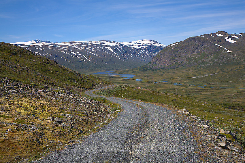 Anleggsvei innover sørsiden av Smådalen. Trollsteinhøe i bakgrunnen. Glittertinden ses helt bak til venstre.