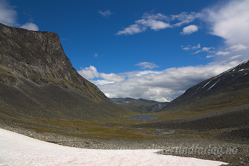 Utsikt fra Finnshalsen nedover mot Smådalen. Finnshalspiggen (1800 moh) oppe til venstre.