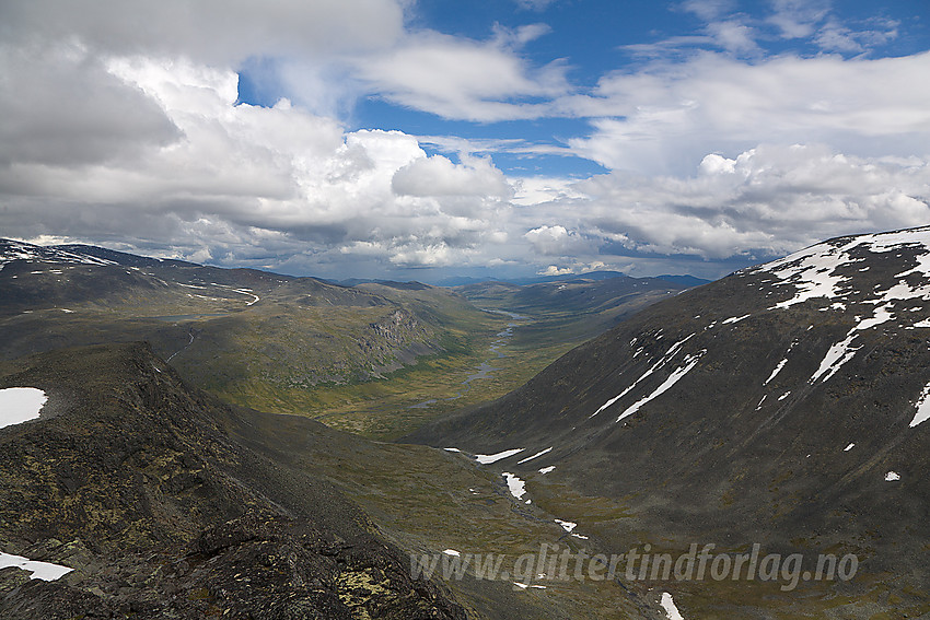 Utsikt fra Finnshalspiggen i retning Smådalen. Kvitingskjølen ses såvidt bak til venstre.