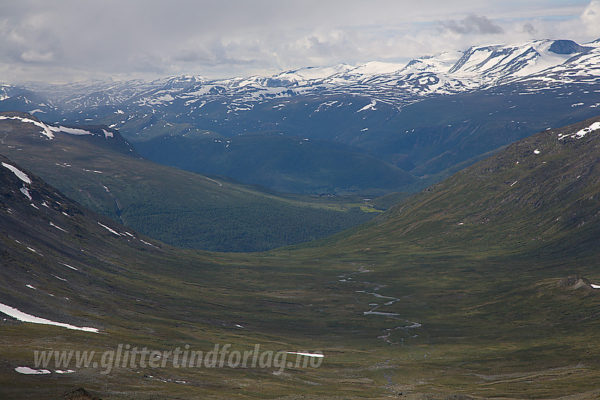 Fra Finnshalspiggen nedover Gokkerdalen. Man kan såvidt se Raubergstulen der bak og oppe til høyre ruver Hestbreapiggane.