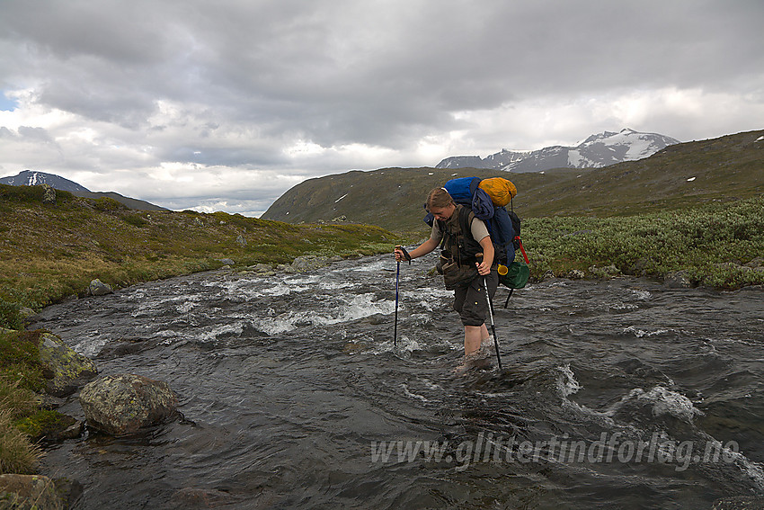 Kald vadetur over Hinnåtebekken på vei oppover Memurudalen med kurs mot Hinnåtetjønne.