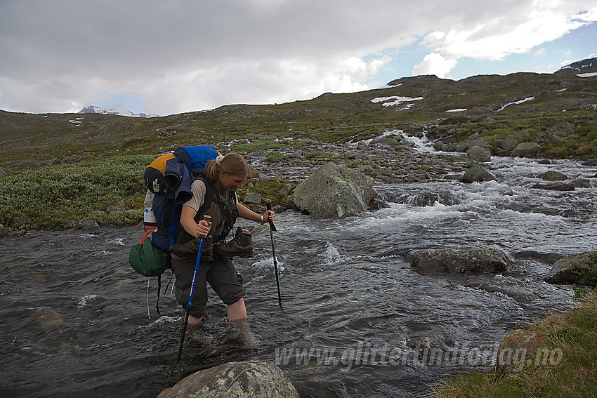 Kald vadetur over Hinnåtebekken på vei oppover Memurudalen med kurs mot Hinnåtetjønne.