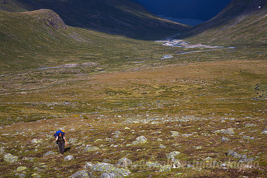 På vei oppover mot Hinnåtetjønne med Memurudalen og Muru i bakgrunnen.