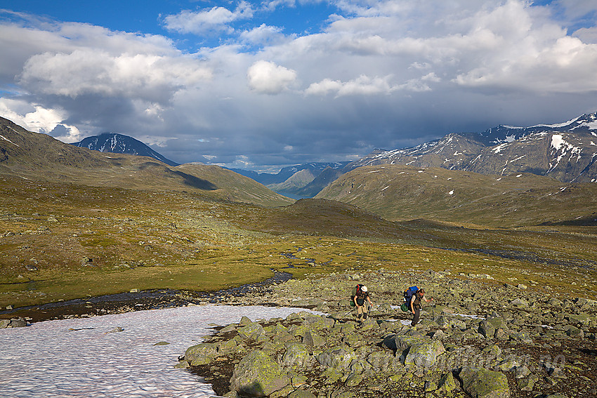 På vei opp mot Hinnåtetjønne med Memurudalen i bakgrunnen.