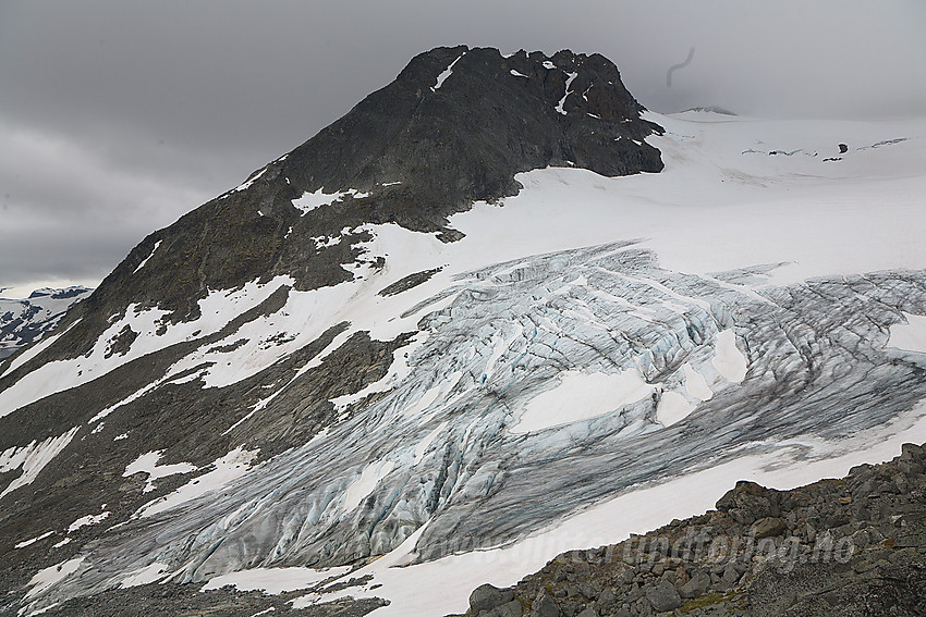 Fronten på Bukkeholsbrean med Søre Bukkeholstinden (2058 moh) bakenfor.