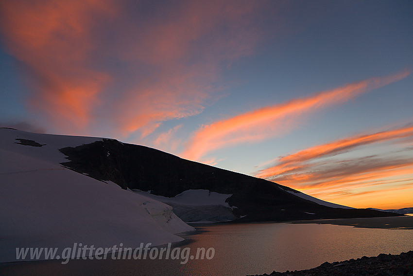 Sommerkveld ved Juvvatnet med fronten på Vesljuvbrean og Kjelhøe (2223 moh) bakenfor.