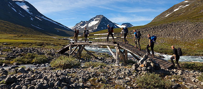 På bro over Hellstuguåe under en tur oppover Visdalen, med Store Urdadalstinden (2116 moh) i bakgrunnen.