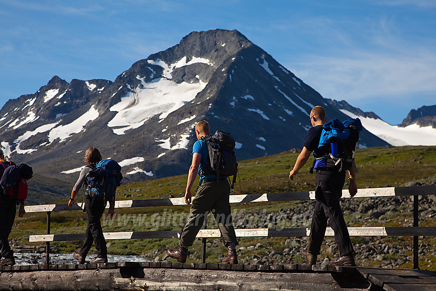 På bro over Hellstuguåe under en tur oppover Visdalen, med Store Urdadalstinden (2116 moh) i bakgrunnen.