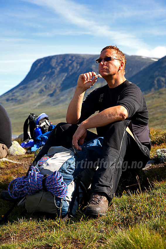 Pause i Visdalen ved stidele mot Urdadalen. I bakgrunnen ses konturene av Spiterhøplatået.