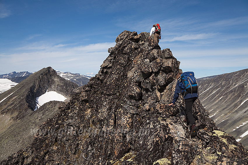 Like sør for Midtre Urdadalstinden smalner ryggen en del av. I bakgrunnen ses Store Urdadalstinden (2116 moh).