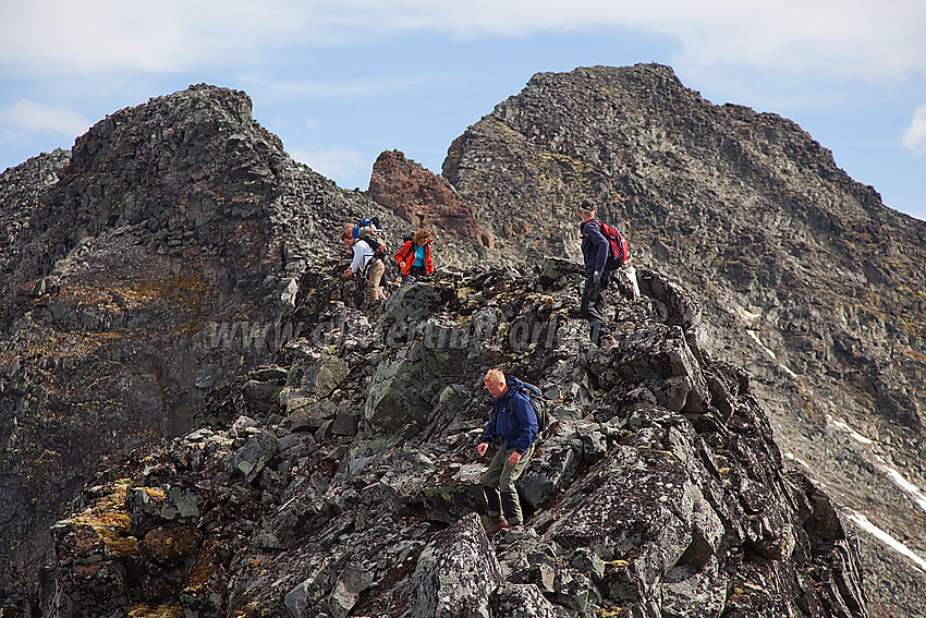 Klyving nordover ryggen fra Midtre Urdadalstinden (2060 moh) med toppen i bakgrunnen.