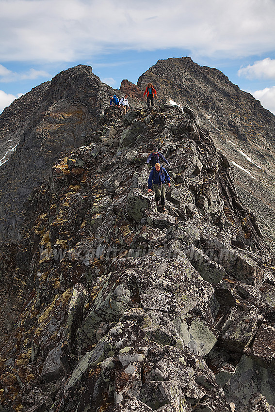 Klyving nordover ryggen fra Midtre Urdadalstinden (2060 moh) med toppen i bakgrunnen.