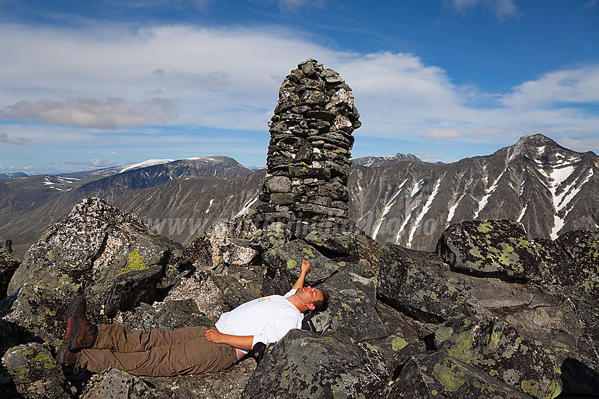 Pause på toppen av Store Urdadalstinden (2116 moh) med Midtre Hellstugutinden (2339 moh) bak til høyre.