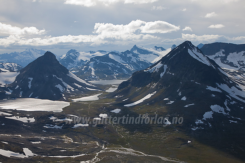 Fra Urdadalsryggen mot øvre del av Visdalen og Kyrkjeglupen som omkranses av Kyrkja (2032 moh) og Tverrbytthornet (2102 moh).