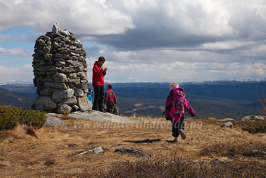 På topplatået på Javnberget (1097 moh) i Øystre Slidre. Varden ses i bakgrunnen.