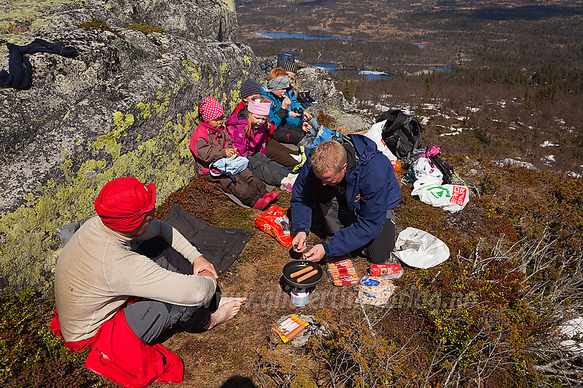 Pølsesteking ved toppen på Javnberget i Øystre Slidre.