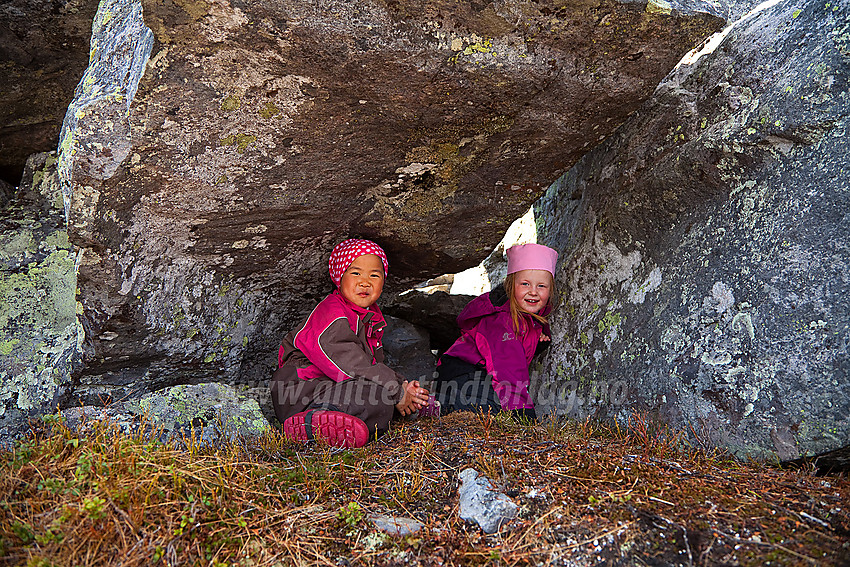 Lek under en stor steinhelle ved toppen på Javnberget i Øystre Slidre.