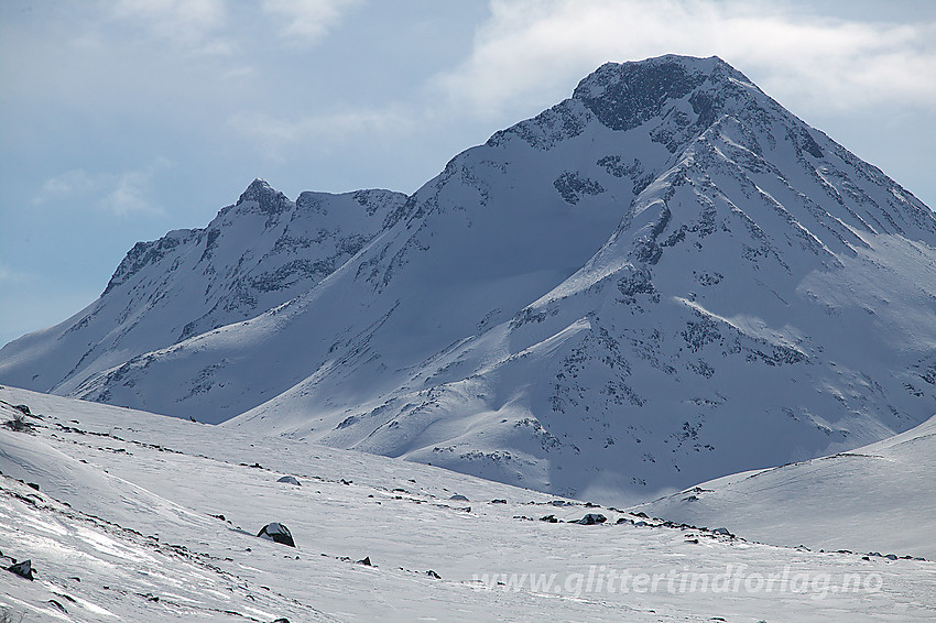 Påskedag i Visdalen mot Midtre (2060 moh) og Store (2116 moh) Urdadalstinden.