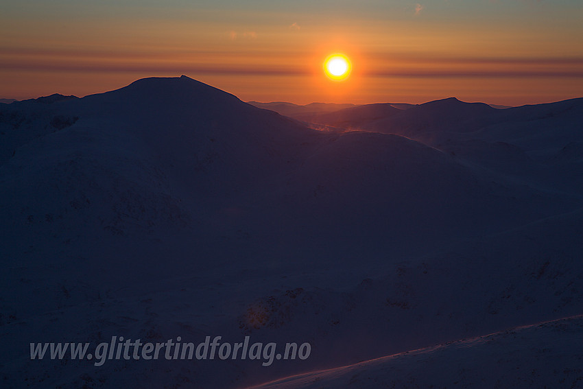 Fra Galdhøpiggen en vintermorgen mot silhuetten til Glittertinden.