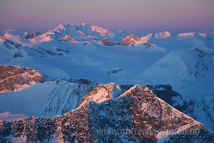 Varm utsikt en iskald vintermorgen fra Galdhøpiggen i retning Hurrungane. I forgrunnen ses Storjuvtinden (2344 moh) og Ymelstinden (2304 moh).