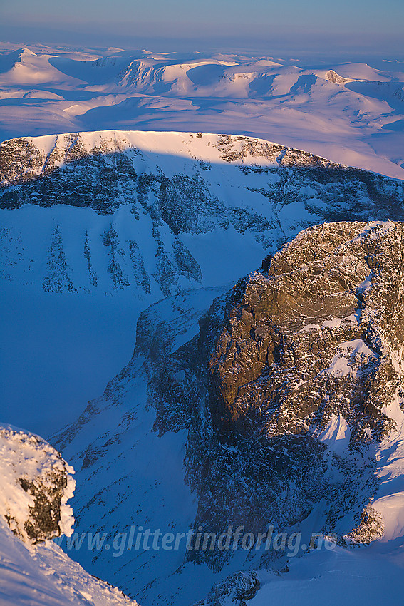 Fra Galdhøpiggen mot Vesle Galdhøpiggen (2369 moh), Framste Storgrovhøe (2253 moh) og Hestbreapiggane.