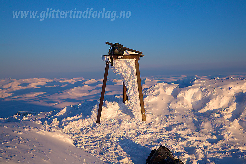 På toppen av Galdhøpiggen med sikteskiva en vintermorgen.