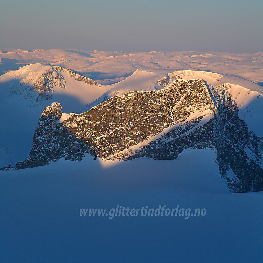 Fra Galdhøpiggen mot Skardstinden (2373 moh) en vintermorgen. I bakgrunnen bl.a. Veslfjelltinden (2157 moh) og Loftet (2170 moh).