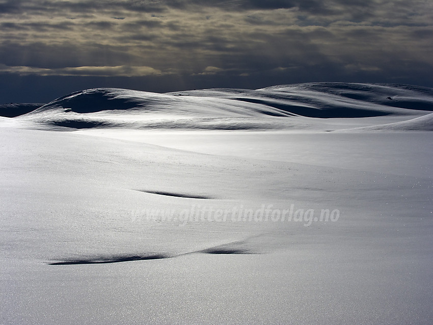 På Bjødalsfjellet med det islagte Bjødalsvatnet i forgrunnen.