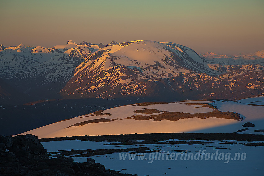 Utsikt fra Hesthøe en midtsommersmorgen mot Loftet (2170 moh) og videre mot Smørstabbtindane.