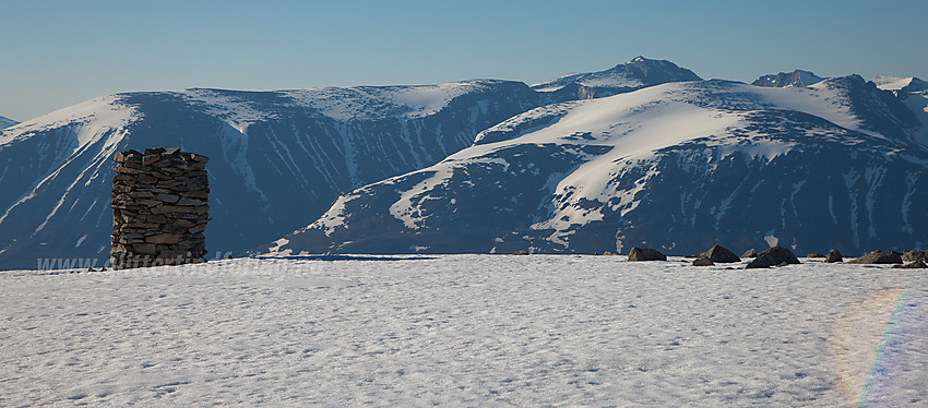 På toppen av Heksete (2105 moh) mot Jotunheimen med Galdhøpiggen sentralt.