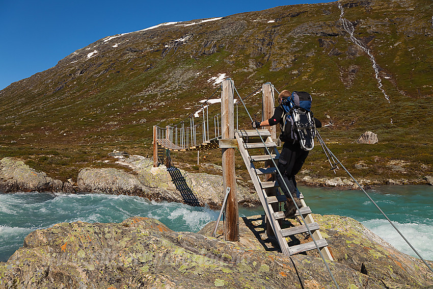 På vei over hengebroa som krysser Lundadalen med Skjøli brusende under.