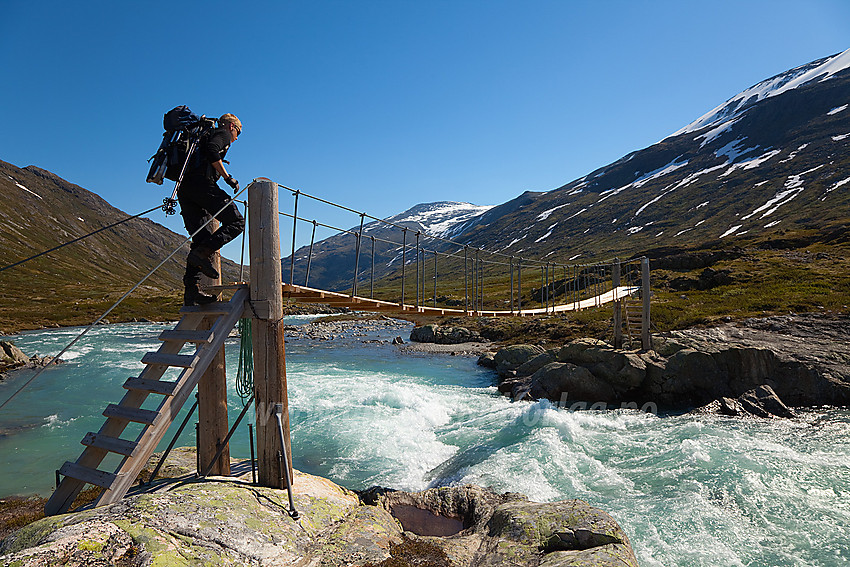 Hengebroa i Lundadalen krysses. I bakgrunnen ses Moldulhøe (2044 moh).