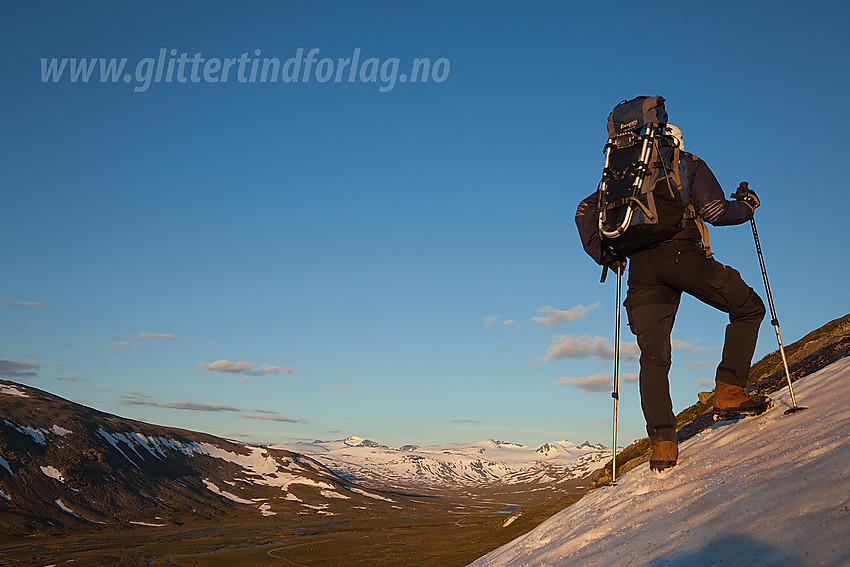 På vei opp fra Veodalen mot Trollsteinkvelven en sommermorgen med utsikt oppover dalen.