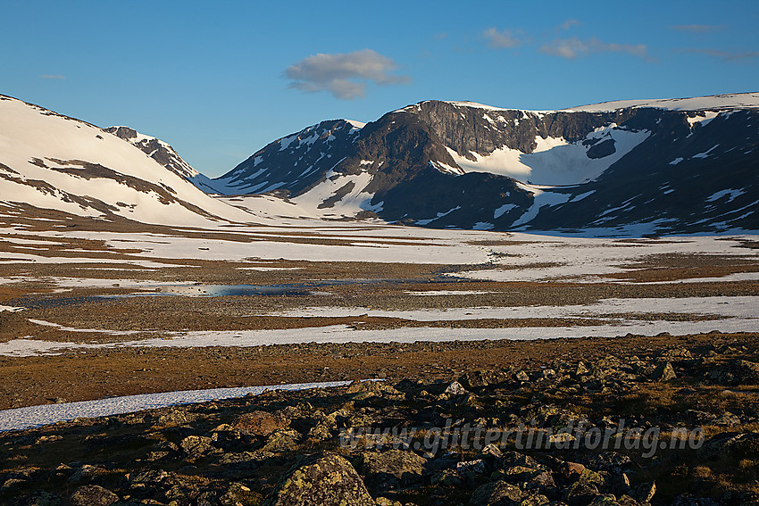 På vei innover i Trollsteinkvelven en sommermorgen med Søre Trollsteinhøe (2161 moh) midt i mot. Gråhøe (2154 moh) bak til venstre for den.