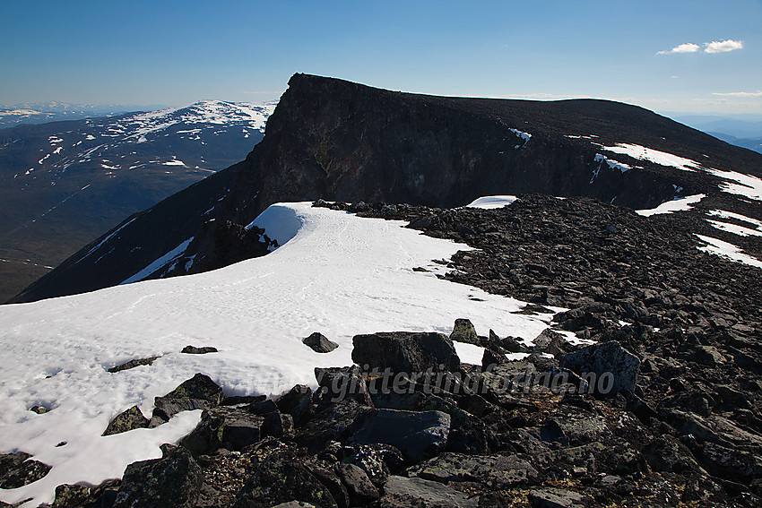 På vei opp mot Store Trollsteinhøe fra øst med tilbakeblikk mot Austre Trollsteinhøe (2091 moh).